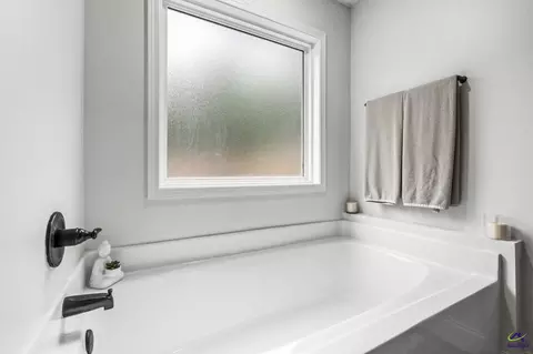 Bath - 124 N Sky Dr, Warner Robins, GA 31093 photo 4 of 5