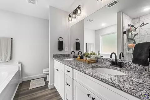 Bath - 124 N Sky Dr, Warner Robins, GA 31093 photo 2 of 5