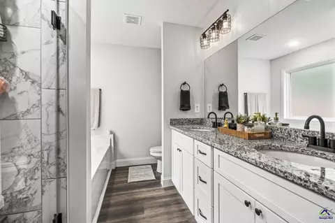 Bath - 124 N Sky Dr, Warner Robins, GA 31093 photo 1 of 5