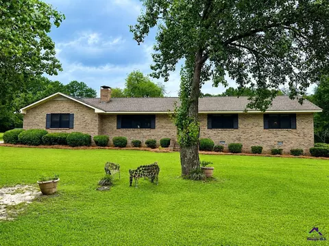 214 Country Club Cir, Cochran, GA 31014