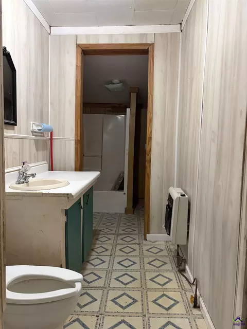 Bath - 601 Keene Ave, Oglethorpe, GA 31068 photo 2 of 6