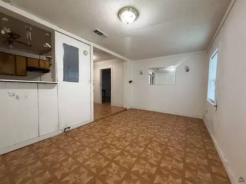 Living - 601 Keene Ave, Oglethorpe, GA 31068 photo 12 of 17