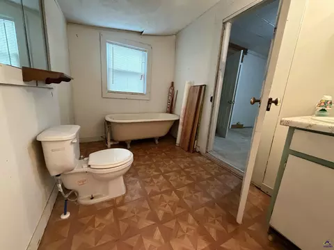 Bath - 601 Keene Ave, Oglethorpe, GA 31068 photo 6 of 6