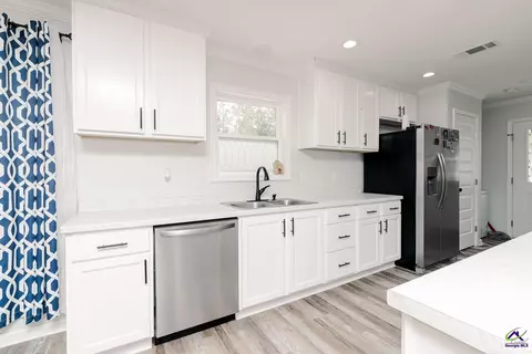 Kitchen - 595 Flathead Rd, Vienna, GA 31092 photo 2 of 3