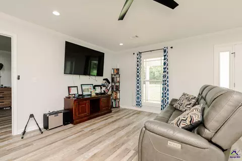 Living - 595 Flathead Rd, Vienna, GA 31092 photo 1 of 2