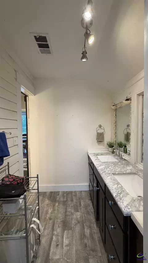 Bath - 910 Laurel Ave, Macon, GA 31211 photo 2 of 10