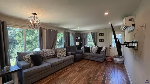 Living - 910 Laurel Ave, Macon, GA 31211 photo 1 of 2