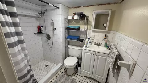 Bath - 910 Laurel Ave, Macon, GA 31211 photo 10 of 10