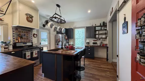 Kitchen - 910 Laurel Ave, Macon, GA 31211 photo 2 of 7