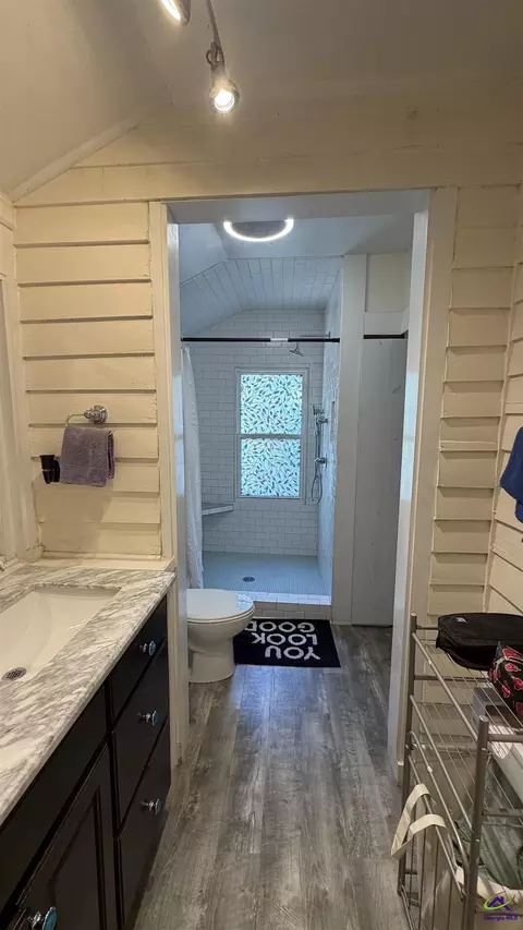 Bath - 910 Laurel Ave, Macon, GA 31211 photo 1 of 10