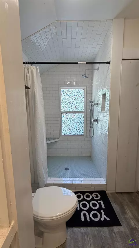 Bath - 910 Laurel Ave, Macon, GA 31211 photo 3 of 10