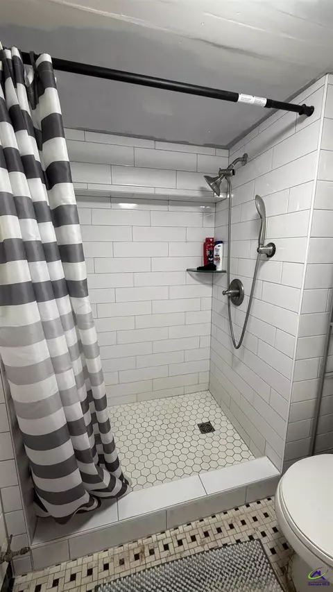 Bath - 910 Laurel Ave, Macon, GA 31211 photo 8 of 10
