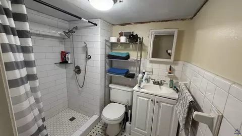 Bath - 910 Laurel Ave, Macon, GA 31211 photo 9 of 10