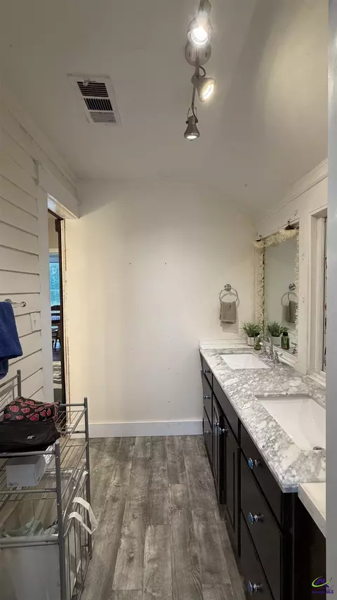 Bath - 910 Laurel Ave, Macon, GA 31211 photo 2 of 10