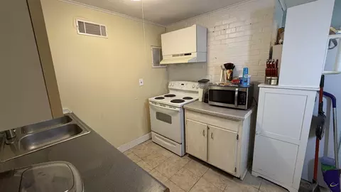 Kitchen - 910 Laurel Ave, Macon, GA 31211 photo 6 of 6