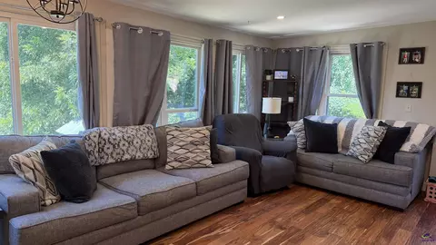 Living - 910 Laurel Ave, Macon, GA 31211 photo 2 of 2