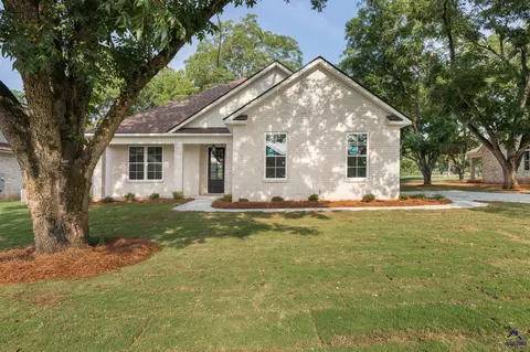 3 Pleasant Oaks Dr, Perry, GA 31069