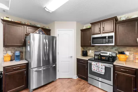 Kitchen - 406 Stonebrook Cir, Byron, GA 31008 photo 5 of 6
