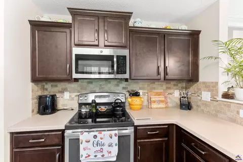 Kitchen - 406 Stonebrook Cir, Byron, GA 31008 photo 6 of 6