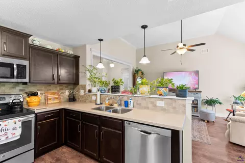Kitchen - 406 Stonebrook Cir, Byron, GA 31008 photo 3 of 6