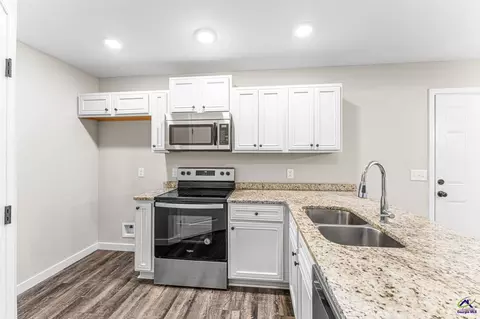 Kitchen - 120 Jaybee Dr, Warner Robins, GA 31088 photo 2 of 2