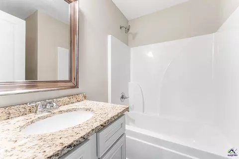 Bath - 120 Jaybee Dr, Warner Robins, GA 31088 photo 3 of 4