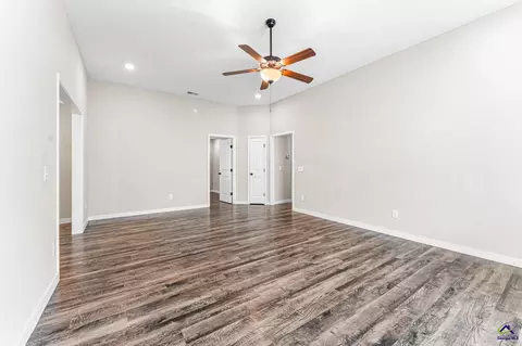 Living - 120 Jaybee Dr, Warner Robins, GA 31088 photo 3 of 3