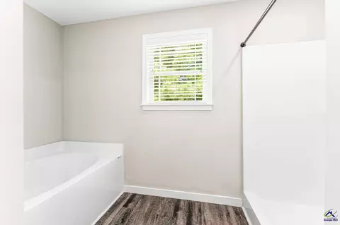 Bath - 120 Jaybee Dr, Warner Robins, GA 31088 photo 1 of 4