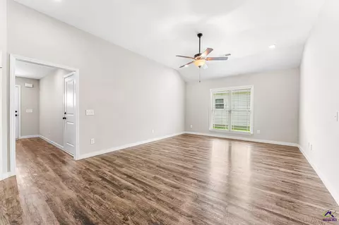 Living - 120 Jaybee Dr, Warner Robins, GA 31088 photo 2 of 3