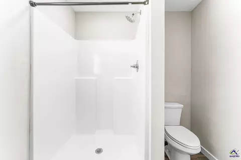 Bath - 120 Jaybee Dr, Warner Robins, GA 31088 photo 2 of 4