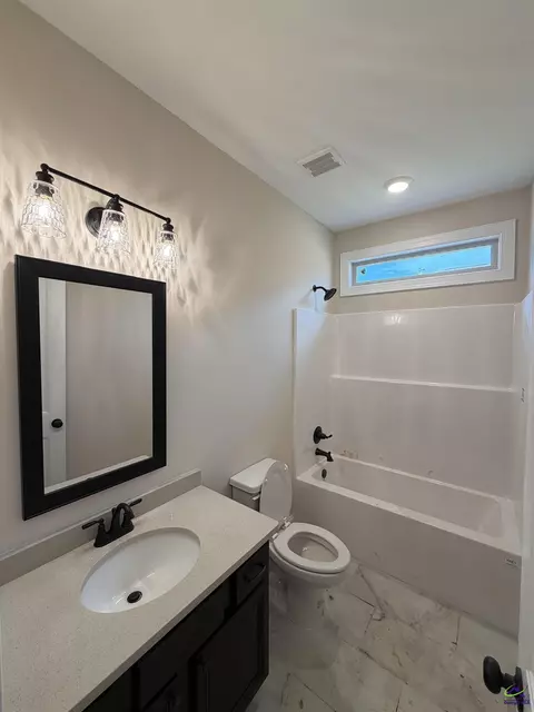 Bath - 2 Pleasant Oaks Dr, Perry, GA 31069 photo 1 of 7