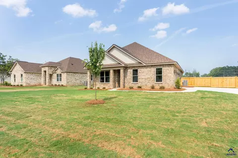 2 Pleasant Oaks Dr, Perry, GA 31069