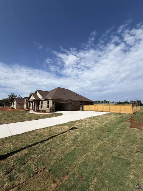 Exterior - 2 Pleasant Oaks Dr, Perry, GA 31069 photo 2 of 5