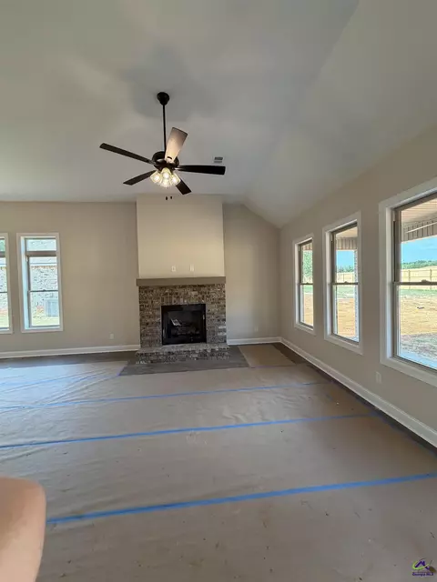 Living - 2 Pleasant Oaks Dr, Perry, GA 31069 photo 2 of 4
