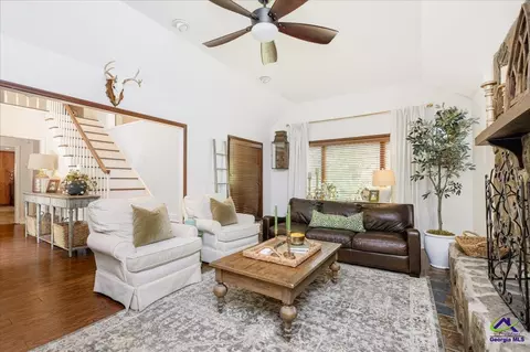 Living - 2021 Laurel Dr, Perry, GA 31069 photo 3 of 9