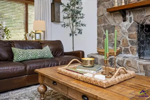Living - 2021 Laurel Dr, Perry, GA 31069 photo 8 of 9