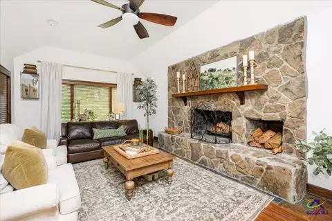 Living - 2021 Laurel Dr, Perry, GA 31069 photo 1 of 9