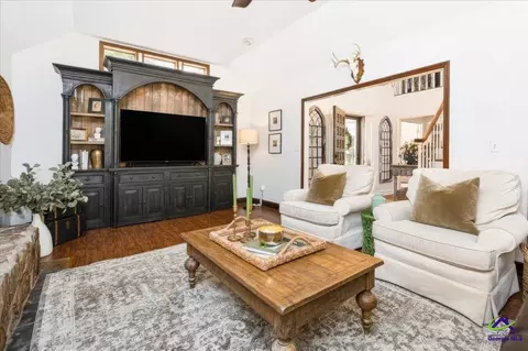 Living - 2021 Laurel Dr, Perry, GA 31069 photo 4 of 9