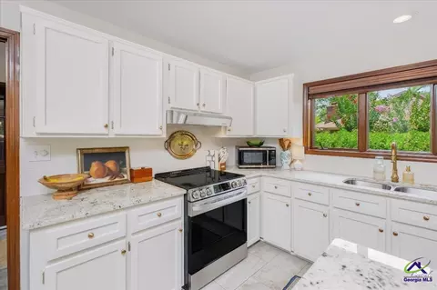 Kitchen - 2021 Laurel Dr, Perry, GA 31069 photo 10 of 13