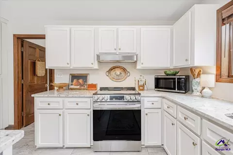Kitchen - 2021 Laurel Dr, Perry, GA 31069 photo 6 of 13