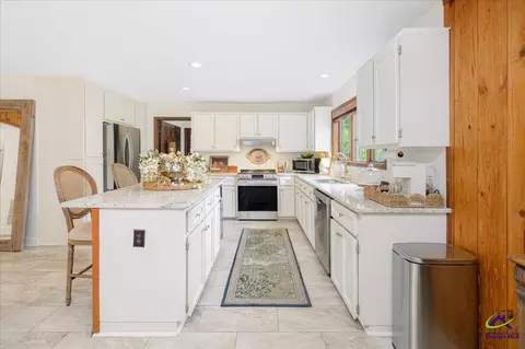 Kitchen - 2021 Laurel Dr, Perry, GA 31069 photo 4 of 13