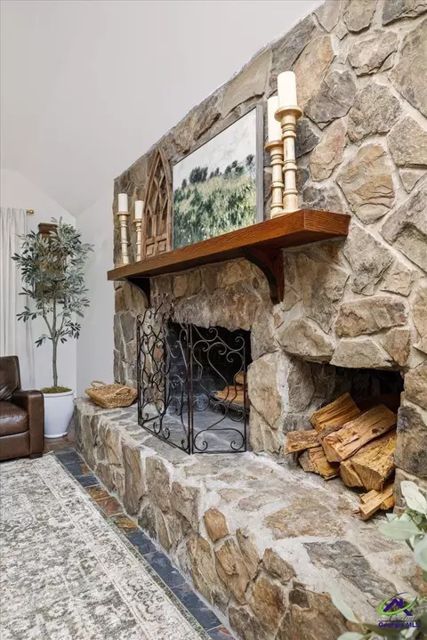 Living - 2021 Laurel Dr, Perry, GA 31069 photo 7 of 9