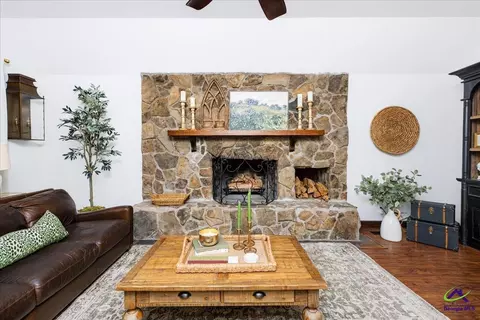 Living - 2021 Laurel Dr, Perry, GA 31069 photo 2 of 9
