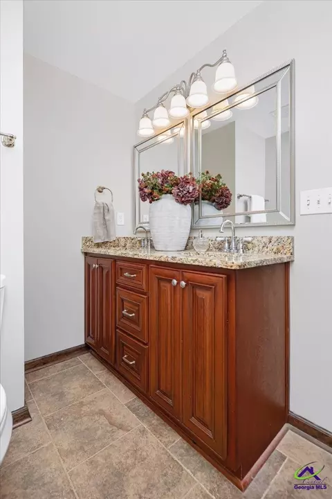 Bath - 2021 Laurel Dr, Perry, GA 31069 photo 6 of 9