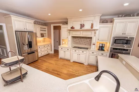 Kitchen - 304 Old Windmill Rd, Perry, GA 31069 photo 8 of 11