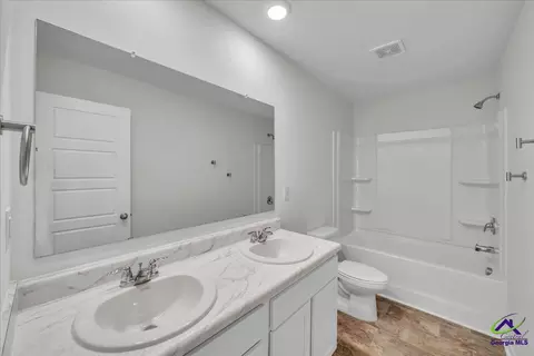 Bath - 212 Harrow Dr, Perry, GA 31069 photo 3 of 3