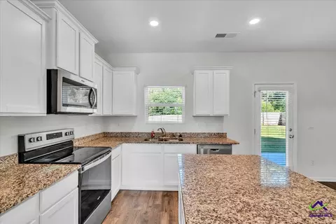 Kitchen - 212 Harrow Dr, Perry, GA 31069 photo 2 of 2