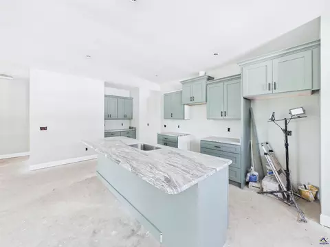 Kitchen - 149 Early Dr, Byron, GA 31008 photo 2 of 3