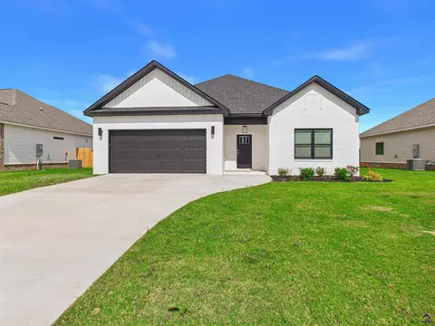 122 Early Dr, Byron, GA 31008