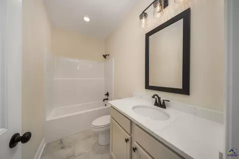 Bath - 4 Pleasant Oaks Dr, Perry, GA 31069 photo 3 of 3